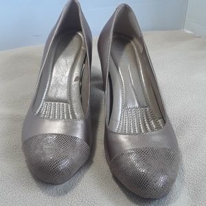 Easyspirit gold pumps 8W